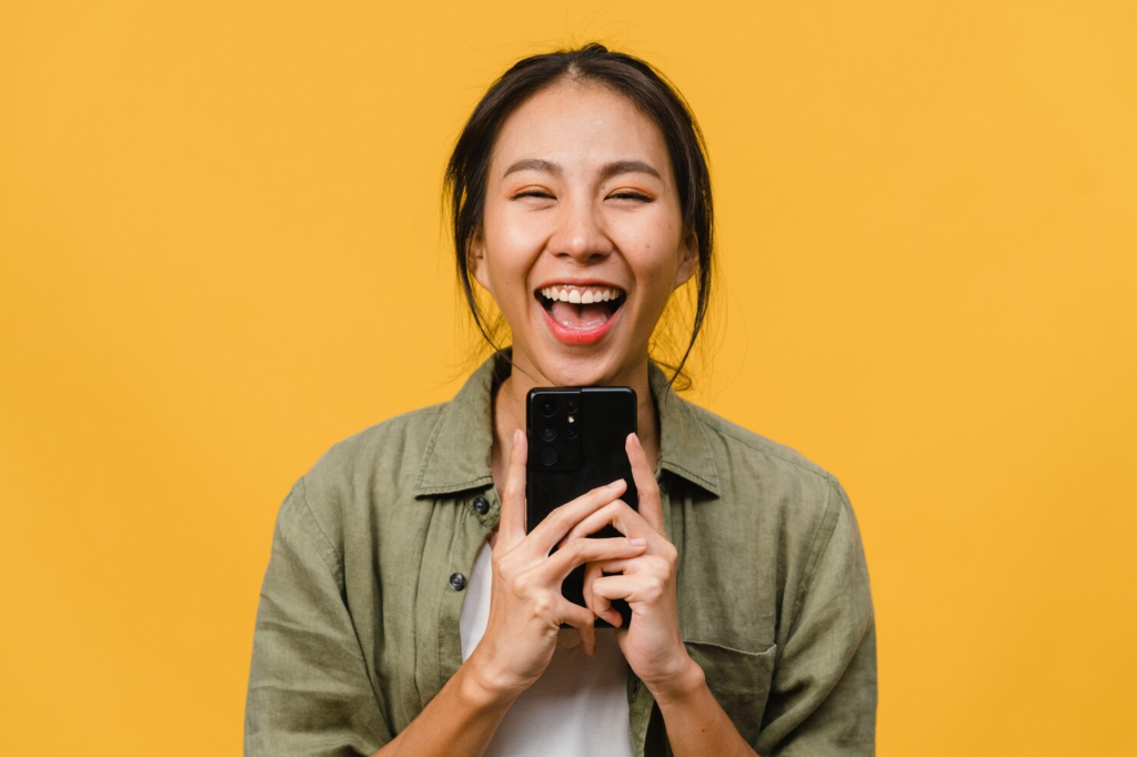femme qui joue sur téléphone