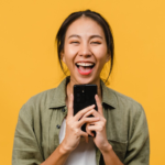 femme qui joue sur téléphone