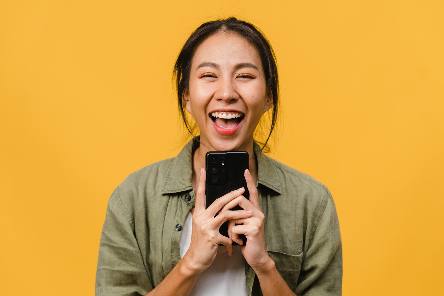 femme qui joue sur téléphone