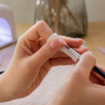 Chablon pour ongle : la technique pour une extension sur mesure