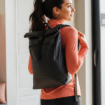 Femme active portant un sac à dos urbain pratique et stylé