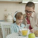Jeune maman active prenant soin de sa peau
