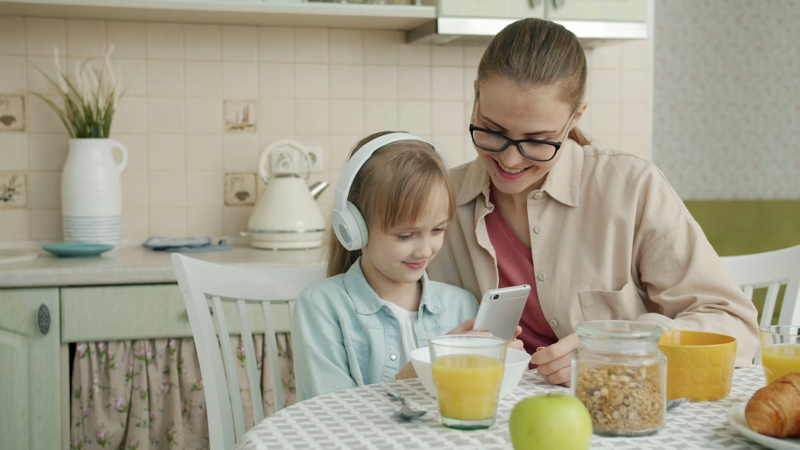 Jeune maman active prenant soin de sa peau