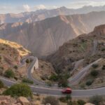 Route sinueuse dans les montagnes de l’Atlas au Maroc